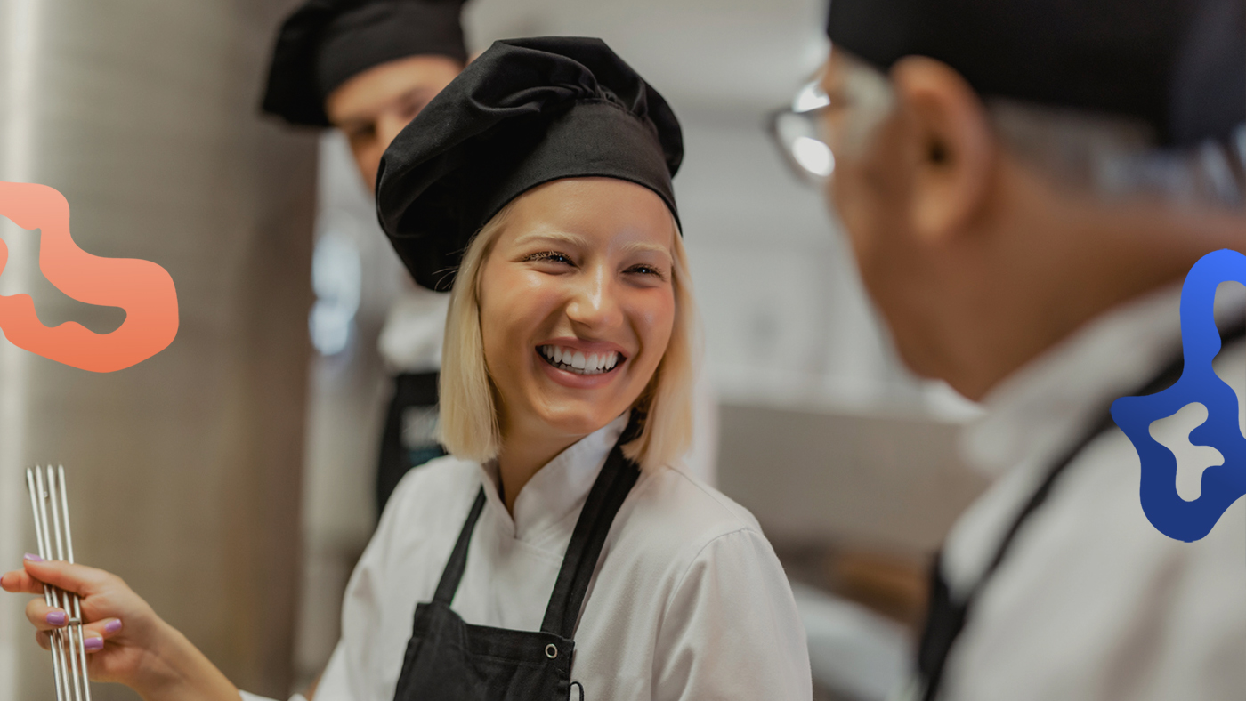 En glad tjej som jobbar som köksbiträde i förskola.