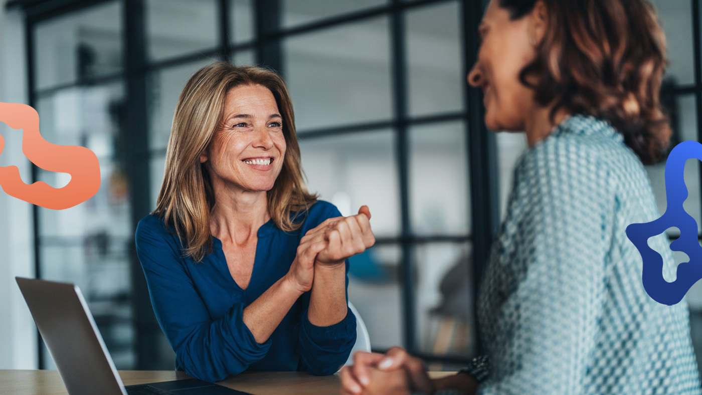 En chef går igenom ett ramavtal för bemanning tillsammans med en partner.