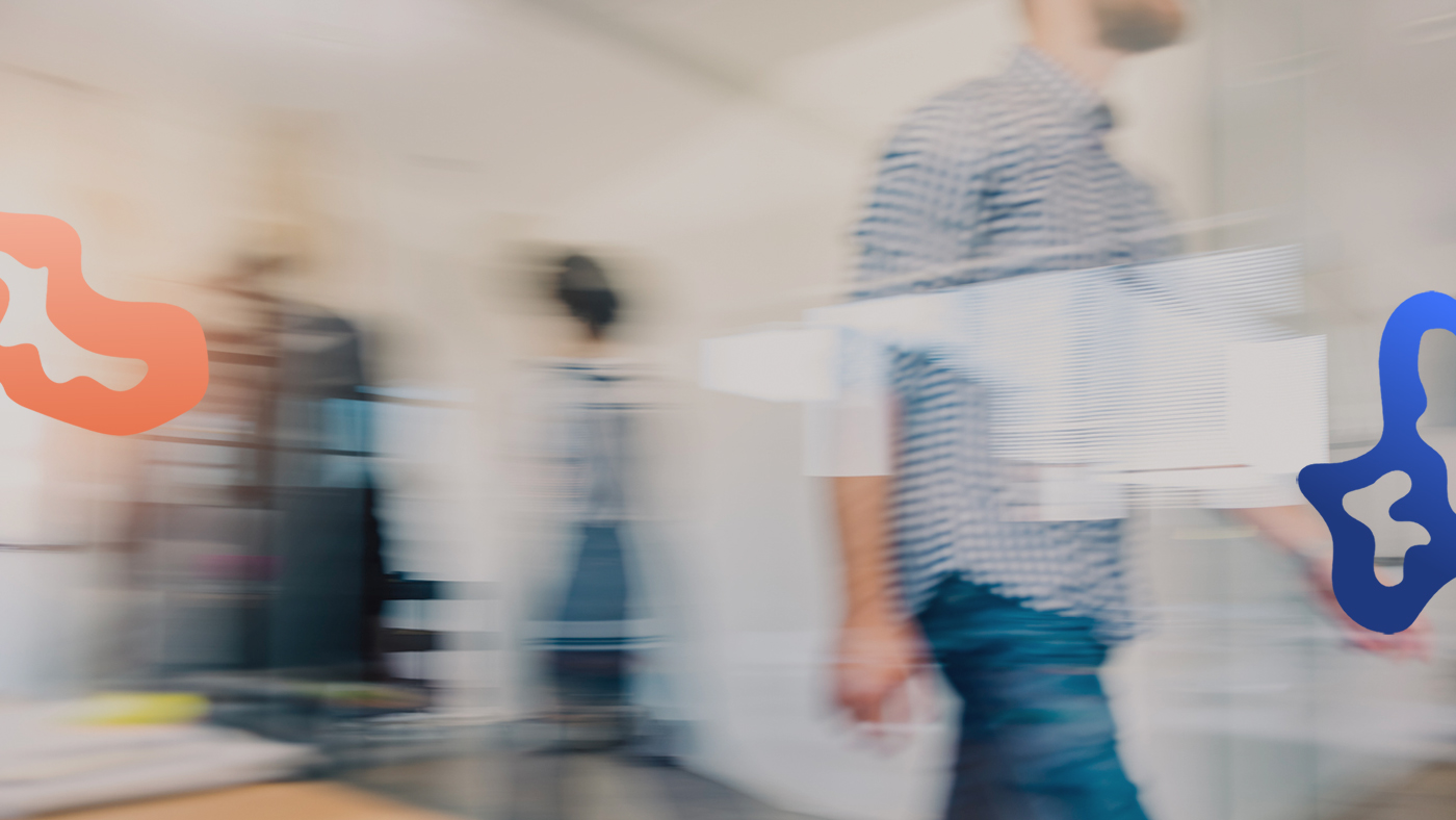 Personal som har särskild visstidsanställning på en modern arbetsplats där tempot är högt.