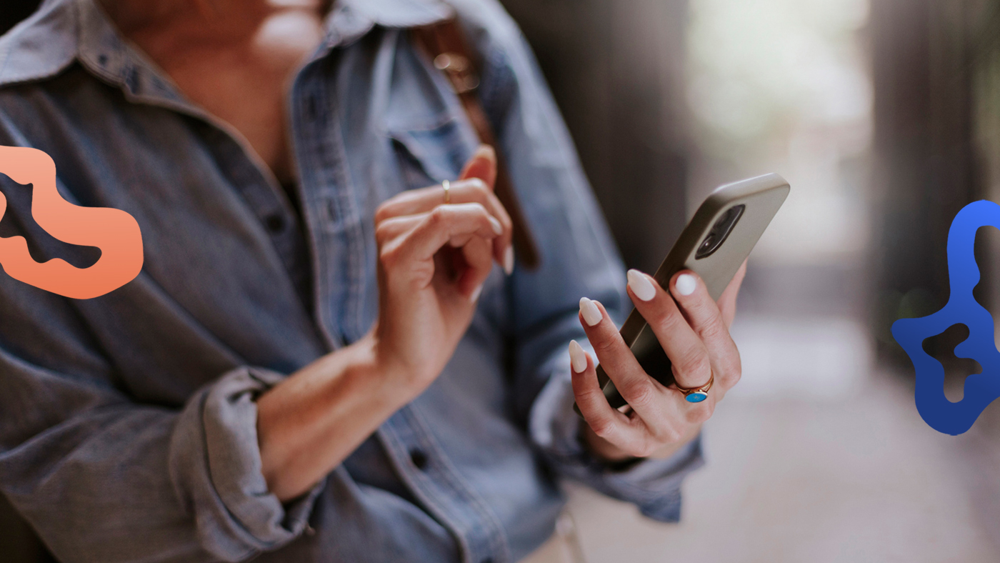 Anställd får en lönespecifikation och går igenom den i sin smartphone