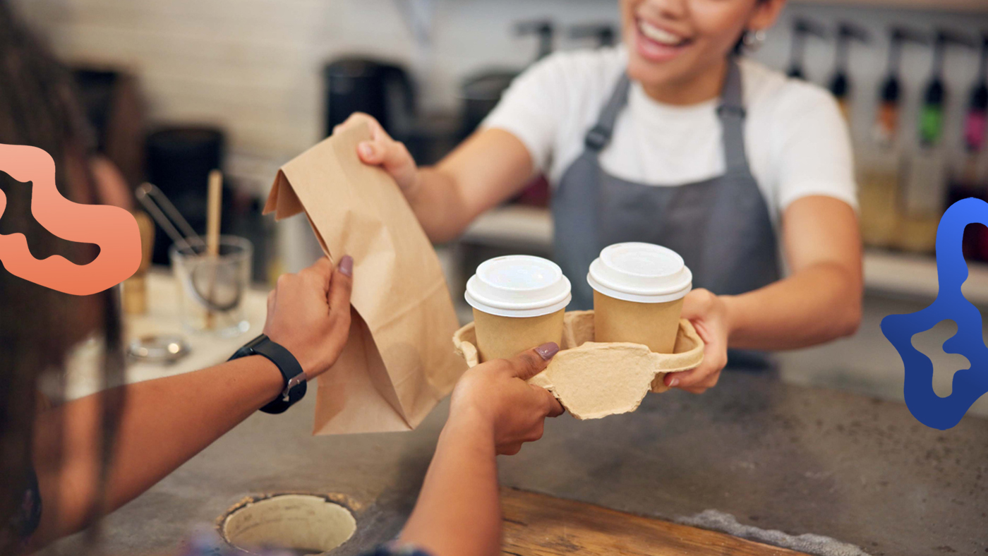 Glad cafémedarbetare hjälper en kund och har ett roligt jobb utan en formell utbildning