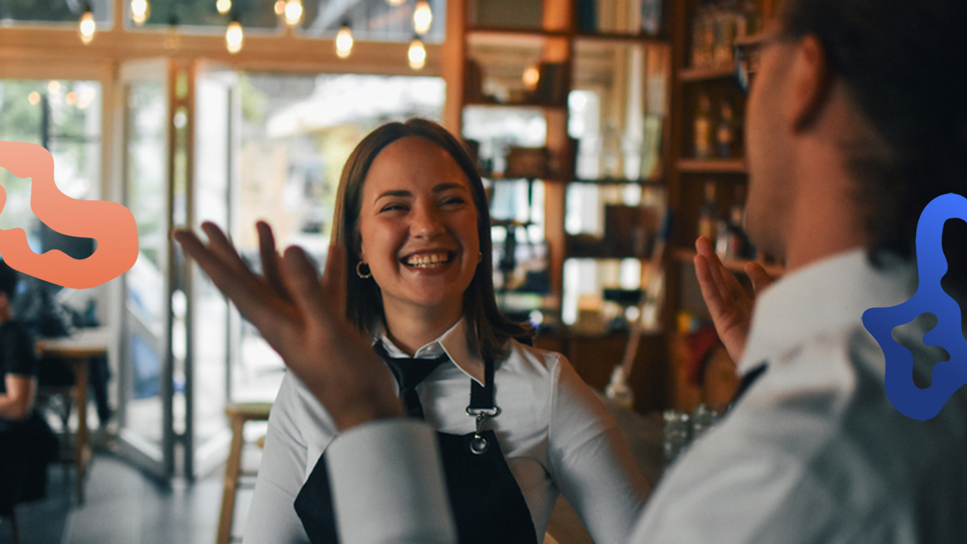 Glad, ung kvinna jobbar som timvikarie i restaurangbranschen