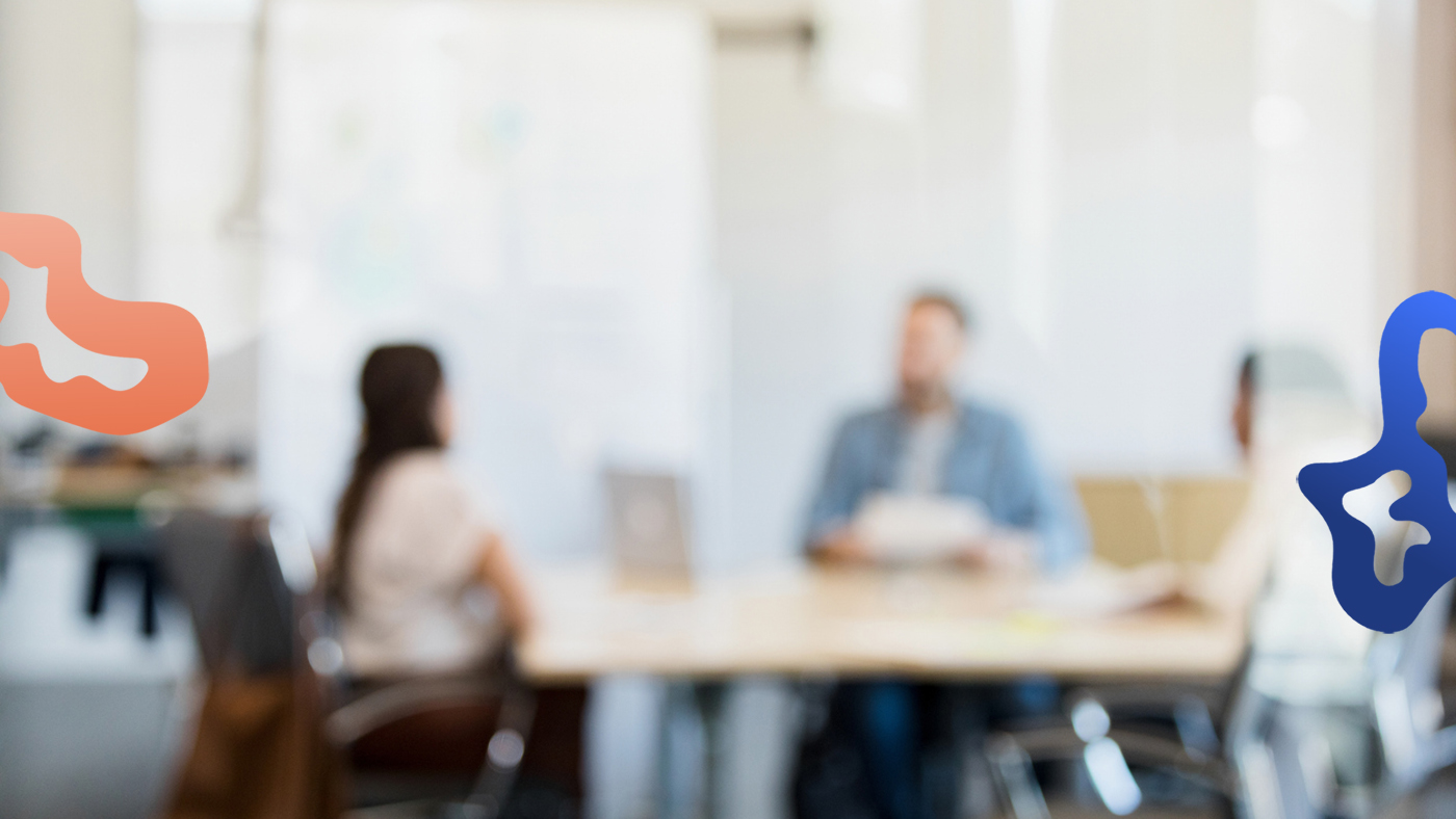 Arbetsgivare har möte med anställd personal om extrajobb och lön.