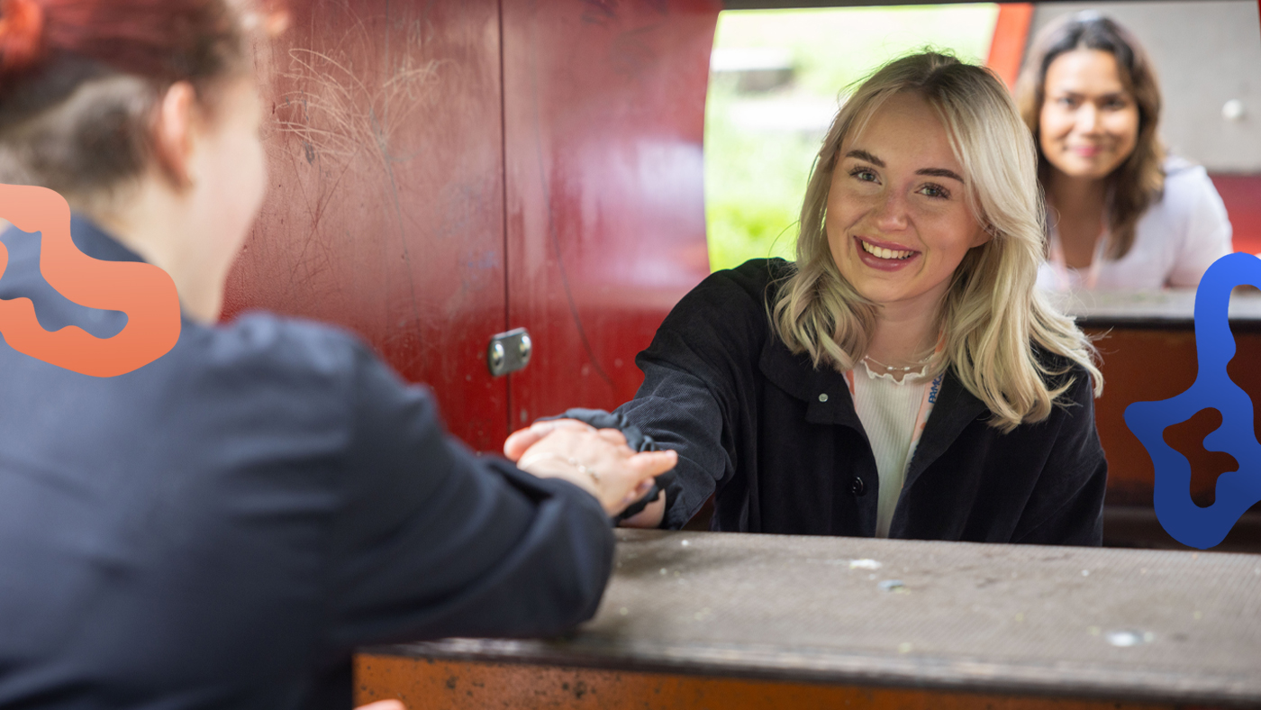 Glad resurspedagog med marknadsmässig lön leker med elever på skolgården.