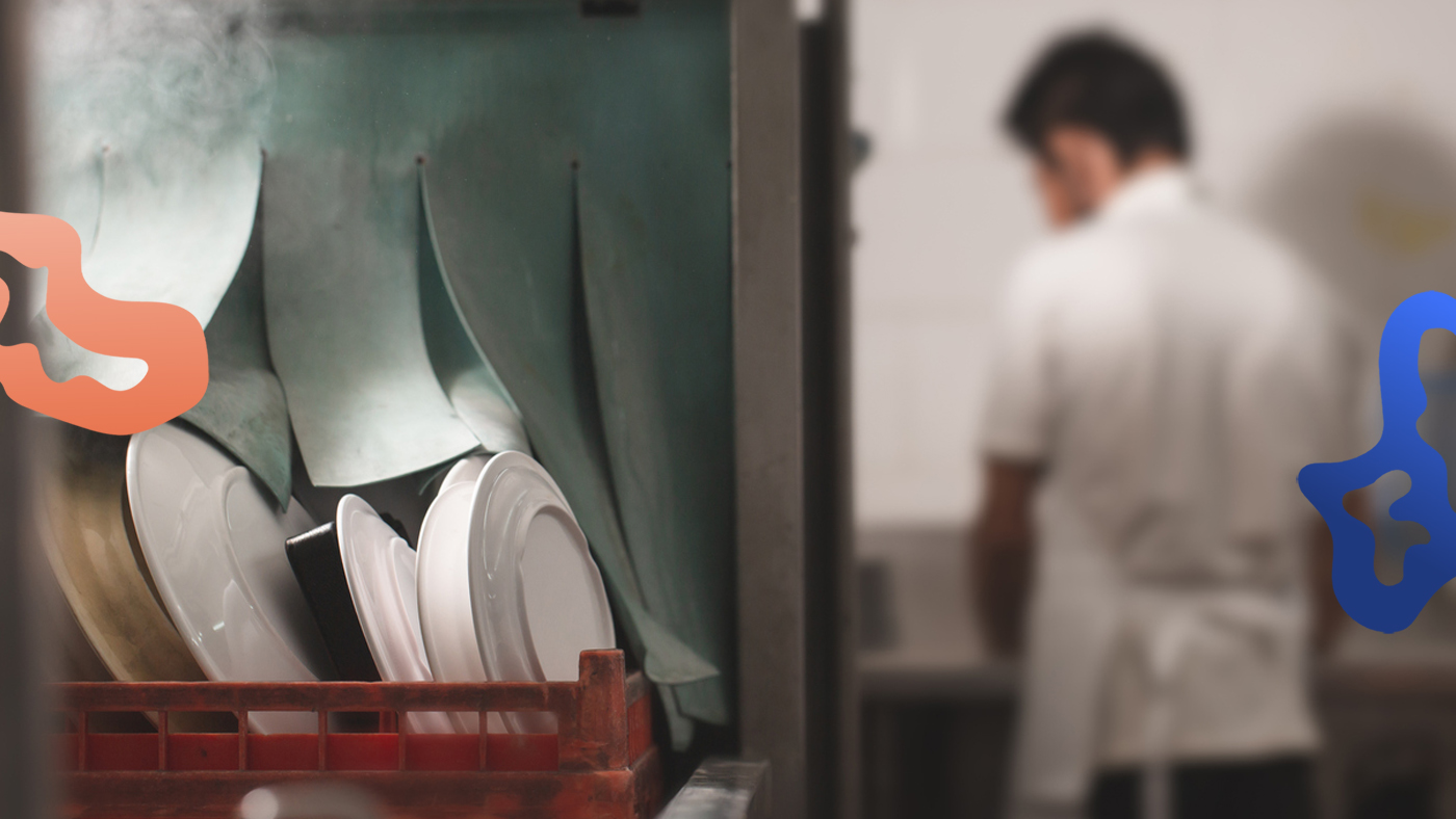 En diskare jobbar i restaurangkök.