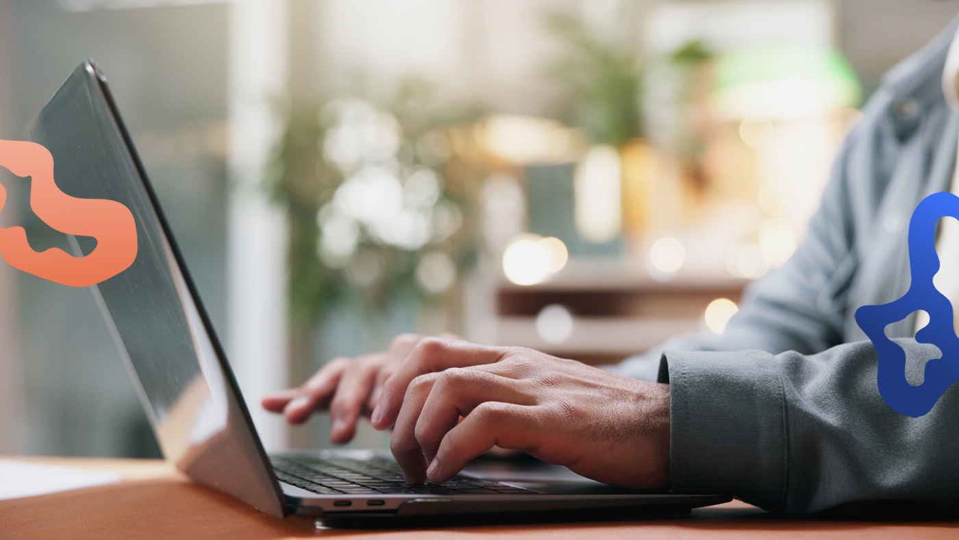 Person vid laptop skriver ett CV för sommarjobb.