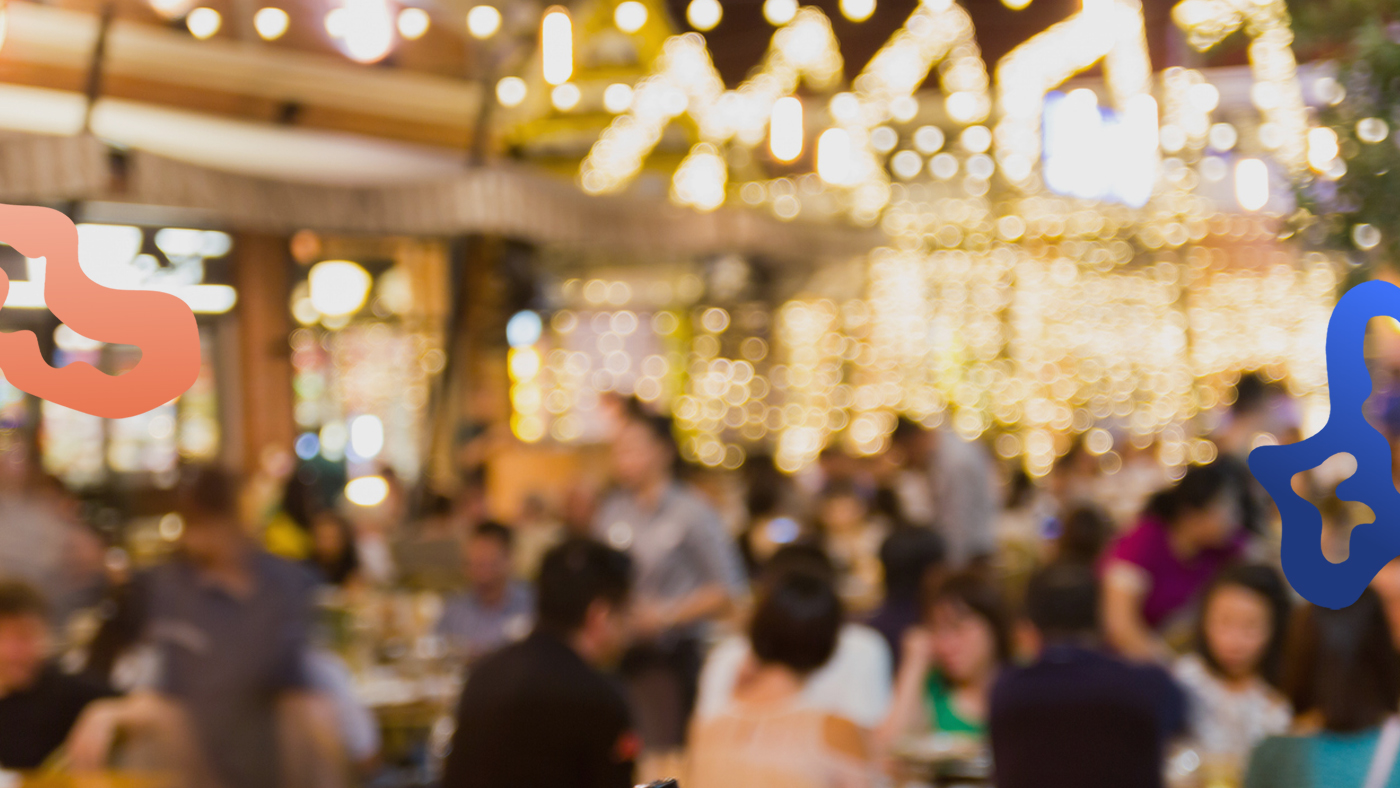 Fullbokad restaurang med julbelysning låter Pamojas AI sköta personalplaneringen och slipper decemberstressen