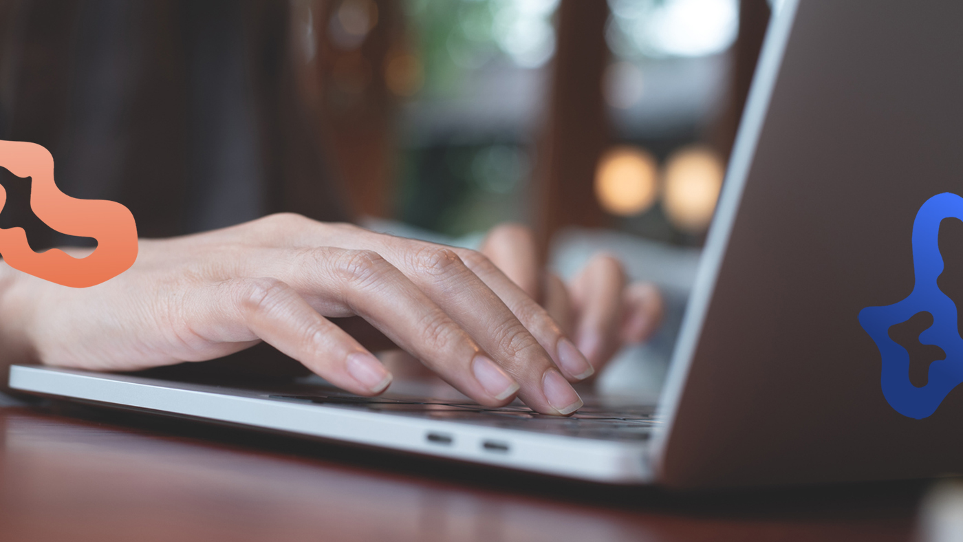 Person gör en jobbansökan på en laptop och tar reda på vad ett personligt brev ska innehålla.