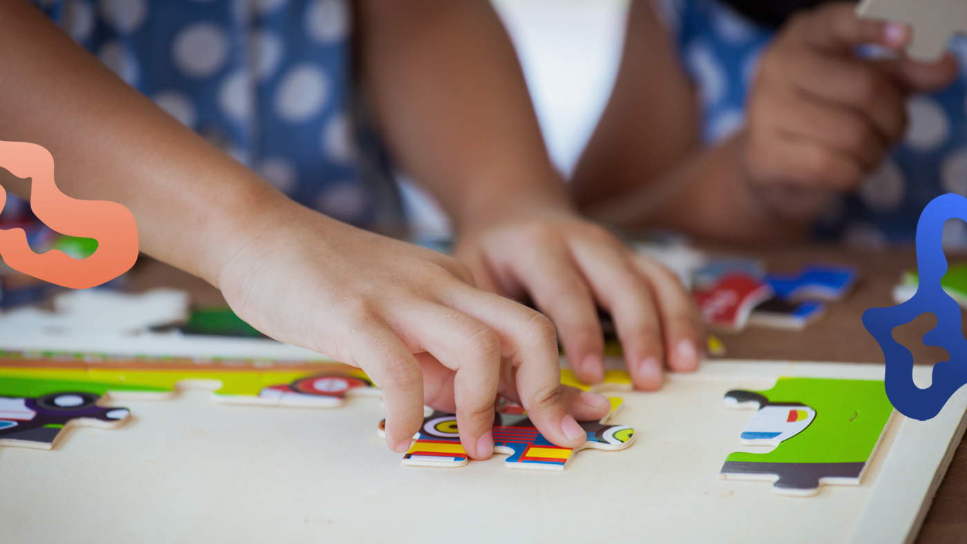 Barn som lägger pussel, att hjälpa och stötta barn med olika aktiviteter och uppgifter är en vanlig arbetsuppgift när man jobbar på fritids.