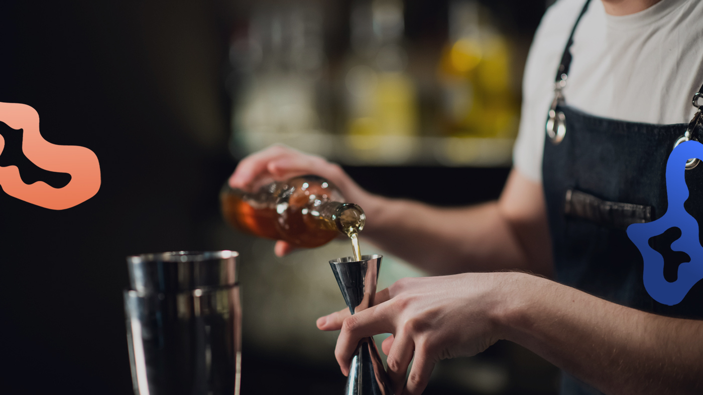 Bartender jobbar på bar i Stockholm och blandar drink