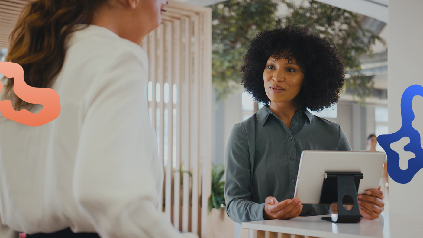Proffsig eventpersonal med rätt kompetens tar emot gäst på event