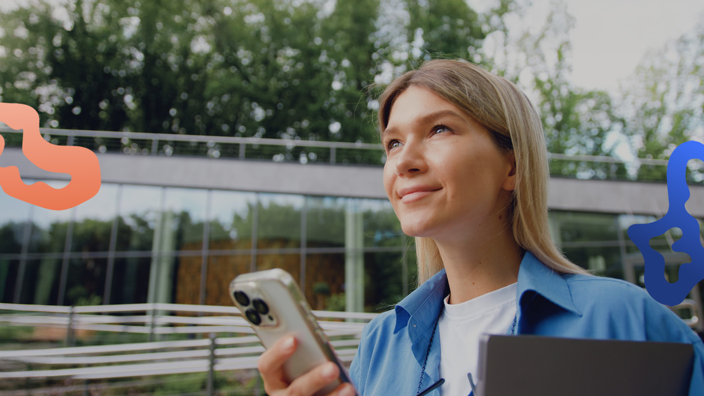 Glad ung kvinna har hittat rätt jobb som vikarie och är på väg