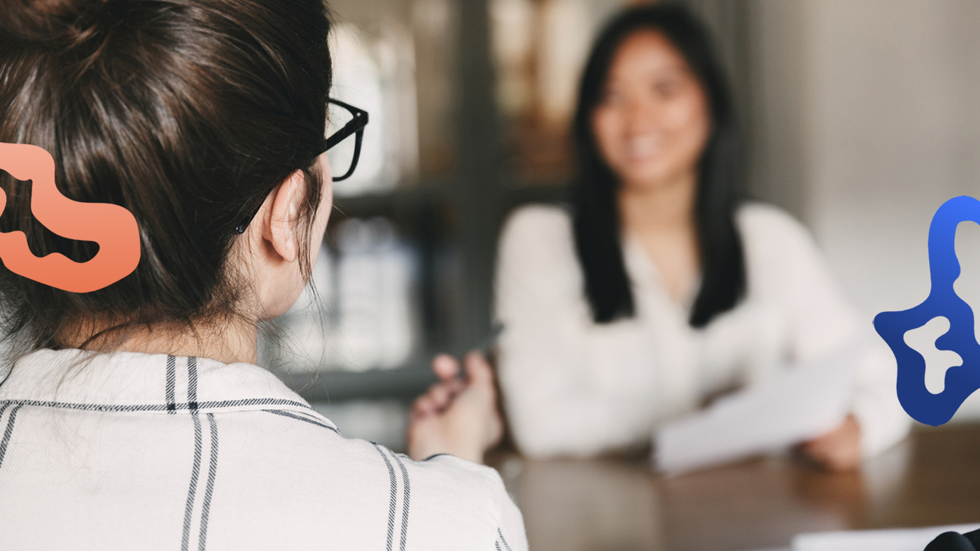 En person diskuterar sin ingångslön under en anställningsintervju för ett nytt jobb.